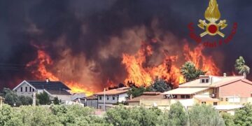 Spaventoso incendio a Carbonia, in volo anche un Canadair per spegnere le fiamme alimentate dal vento
