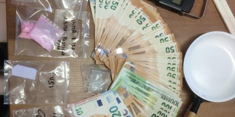 Cagliari, nasconde in casa un campionario di “droga dello sballo”: 43enne in arresto