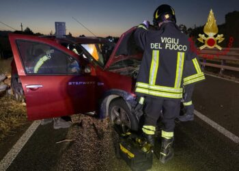 Perde il controllo dell’auto sulla Ss 130, donna estratta dalle lamiere dai vigili del fuoco