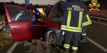Perde il controllo dell’auto sulla Ss 130, donna estratta dalle lamiere dai vigili del fuoco