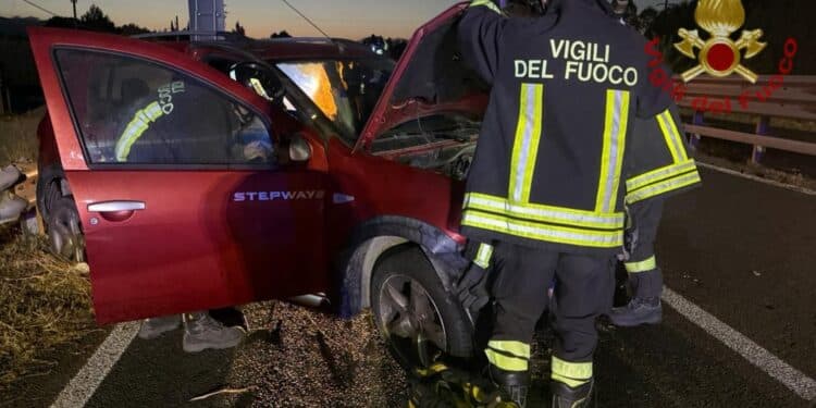 Perde il controllo dell’auto sulla Ss 130, donna estratta dalle lamiere dai vigili del fuoco