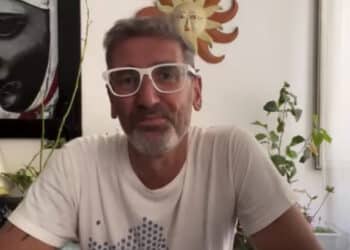 Corrado Sorrentino insultato mentre nota un’imbarcazione troppo vicina alla costa: “Da quando gli è morta la figlia questo qua…”