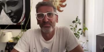Corrado Sorrentino insultato mentre nota un’imbarcazione troppo vicina alla costa: “Da quando gli è morta la figlia questo qua…”