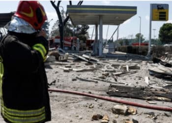 Incendio in un distributore di benzina: decine di feriti