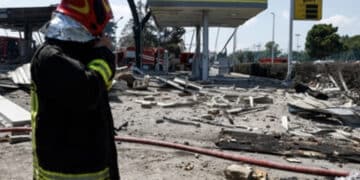 Incendio in un distributore di benzina: decine di feriti