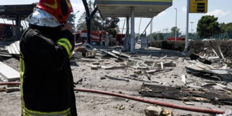 Incendio in un distributore di benzina: decine di feriti
