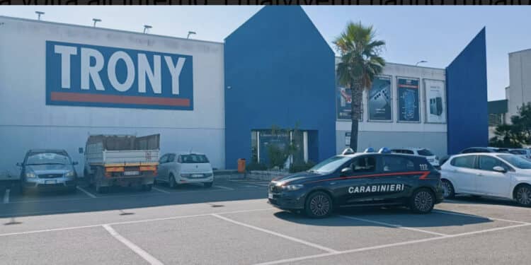 San Sperate, furto notturno al Trony: sfondano l’ingresso con il muletto,  rubati numerosi cellulari