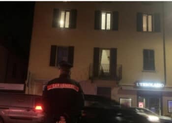 Uccide il padre adottivo davanti alla madre e al fratello, arrestato 25enne