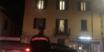 Uccide il padre adottivo davanti alla madre e al fratello, arrestato 25enne
