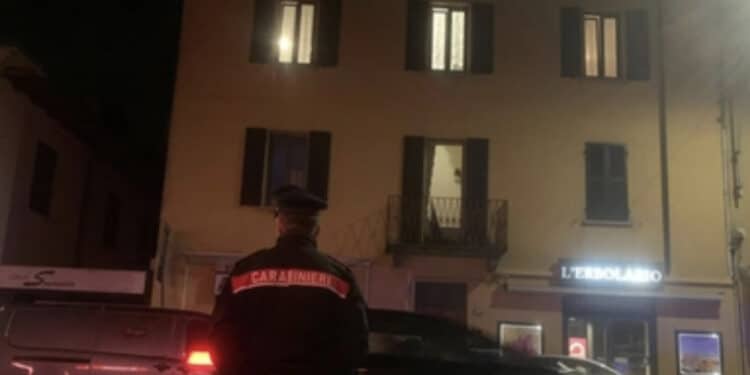 Uccide il padre adottivo davanti alla madre e al fratello, arrestato 25enne