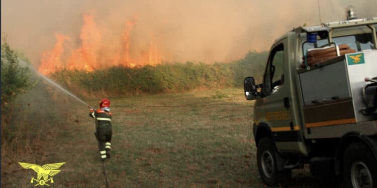 Sardegna ancora avvolta dalle fiamme, 13 incendi ed immenso lavoro dei vigili del fuoco