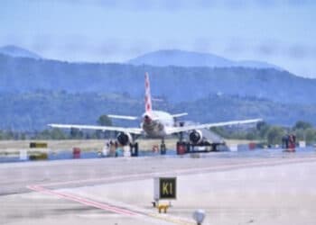 Tragedia in aeroporto: 35enne muore risucchiato dal motore di un aereo in partenza