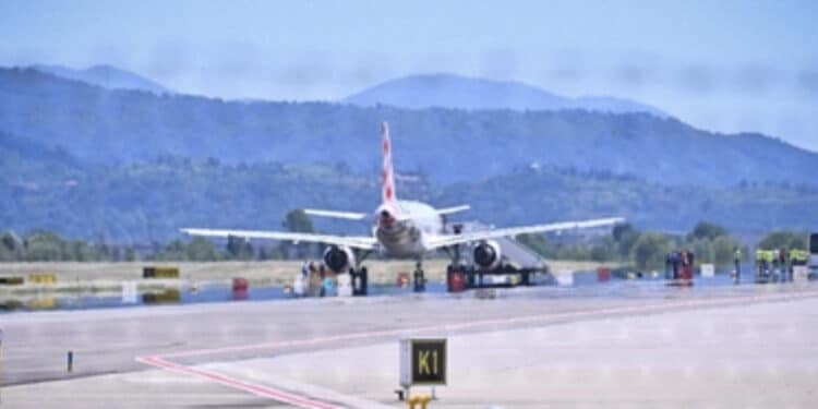 Tragedia in aeroporto: 35enne muore risucchiato dal motore di un aereo in partenza