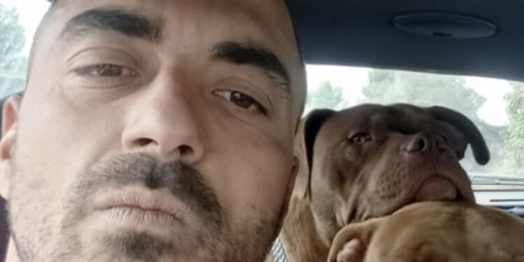 Incontra l’assassino del figlio libero dopo 5 anni e gli spara