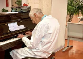 Vandalizzato il pianoforte al Businco: “Un colpo al cuore, alleviava la sofferenza dei malati”