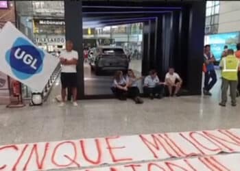 Elmas, primo sciopero dei lavoratori della SogaerSecurity: “Condizioni critiche da anni” (VIDEO)