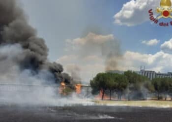Paura a Cinecittà, esplodono due bombole  di Gpl dopo un incendio: salvata una donna