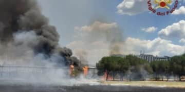 Paura a Cinecittà, esplodono due bombole  di Gpl dopo un incendio: salvata una donna