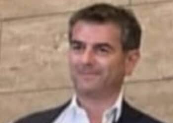 Cagliari, infortunio per il sindaco Massimo Zedda: in consiglio comunale sorride col braccio ingessato