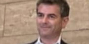 Cagliari, infortunio per il sindaco Massimo Zedda: in consiglio comunale sorride col braccio ingessato