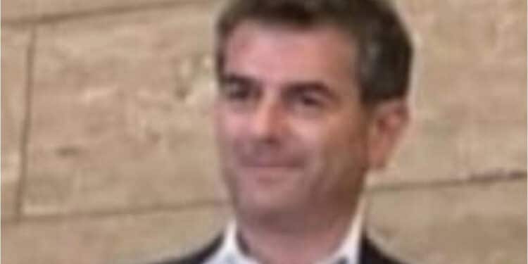 Cagliari, infortunio per il sindaco Massimo Zedda: in consiglio comunale sorride col braccio ingessato