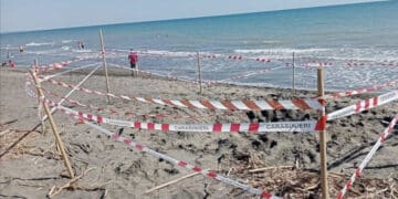 La tragedia di Riccardo Boni, morto a 17 anni sepolto dalla sabbia: il padre indagato per omicidio colposo