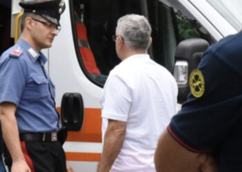 Bimbo di 3 anni sale su una sedia e cade dalla finestra: è grave