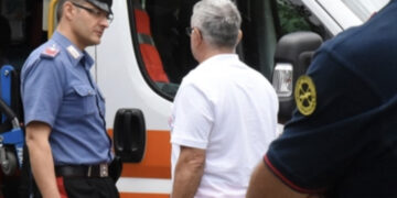 Bimbo di 3 anni sale su una sedia e cade dalla finestra: è grave