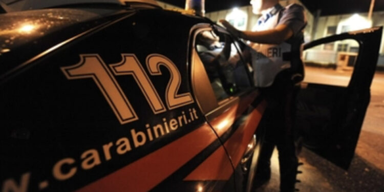 Sequestra e abusa della ex minacciandola con un cacciavite: arrestato 33enne