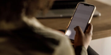 Adesca 13enne sui social fingendosi un coetaneo e poi abusa di lei: arrestato 24enne