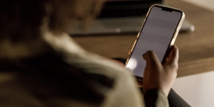 Adesca 13enne sui social fingendosi un coetaneo e poi abusa di lei: arrestato 24enne