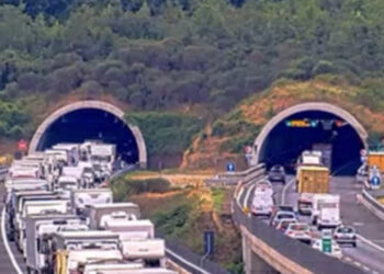 Tamponamento fra auto e camion: morte 3 persone, ferite una donna e una bambina