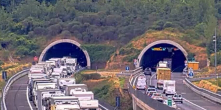 Tamponamento fra auto e camion: morte 3 persone, ferite una donna e una bambina