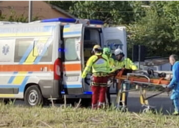 Si arrampica sull’ argine del fiume per un selfie ma un masso la schiaccia: morta una 15enne
