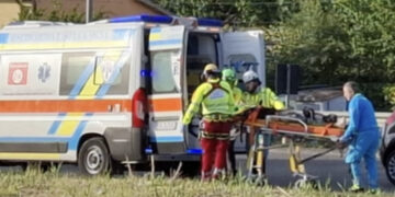 Si arrampica sull’ argine del fiume per un selfie ma un masso la schiaccia: morta una 15enne