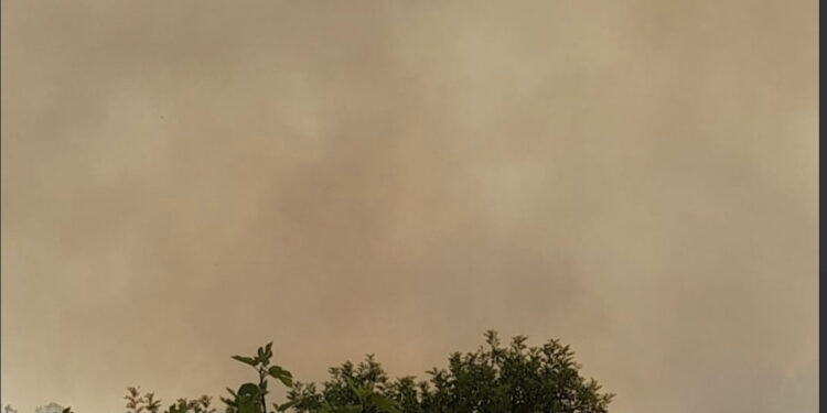 Furtei, nuovo incendio nelle campagne del paese: in volo anche due elicotteri per domare le fiamme