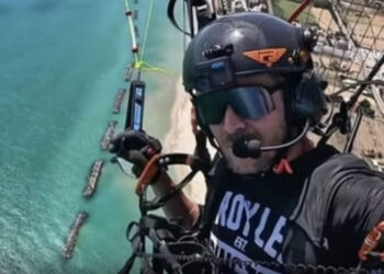 Cade con il deltaplano nella piscina di un camping: muore a 56 anni il base jumper Felix Baumgartner