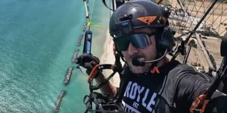 Cade con il deltaplano nella piscina di un camping: muore a 56 anni il base jumper Felix Baumgartner