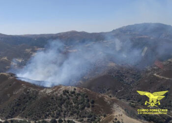 Sardegna ancora devastata dagli incendi: 13 roghi, bruciano anche Sinnai e San Nicolò d’Arcidano