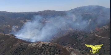 Sardegna ancora devastata dagli incendi: 13 roghi, bruciano anche Sinnai e San Nicolò d’Arcidano