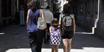 Madre intenzionale, la Corte Costituzionale: “Diritto al congedo di paternità”
