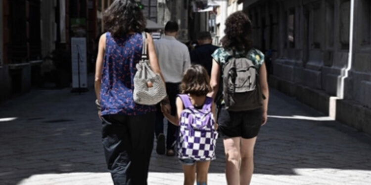 Madre intenzionale, la Corte Costituzionale: “Diritto al congedo di paternità”