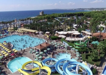 Cade nella piscina di un parco acquatico, ancora gravissimo un bimbo di 7 anni