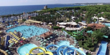 Cade nella piscina di un parco acquatico, ancora gravissimo un bimbo di 7 anni