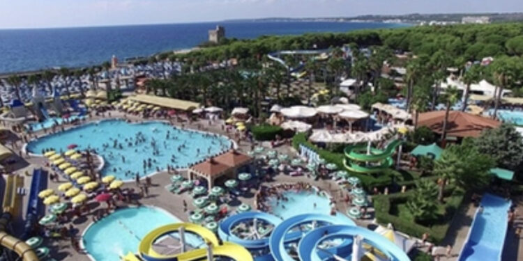 Cade nella piscina di un parco acquatico, ancora gravissimo un bimbo di 7 anni