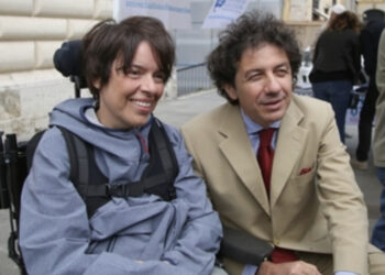 Addio alla giornalista Laura Santi, affetta da sclerosi multipla è morta con il suicidio assistito: “Dobbiamo essere noi a decidere”