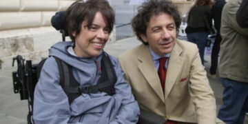 Addio alla giornalista Laura Santi, affetta da sclerosi multipla è morta con il suicidio assistito: “Dobbiamo essere noi a decidere”