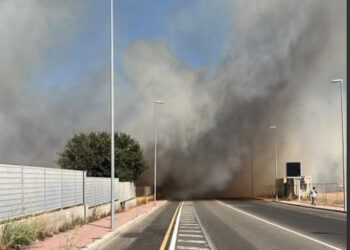 Paura a Capoterra per un grosso incendio alle porte della città: residenti in apprensione