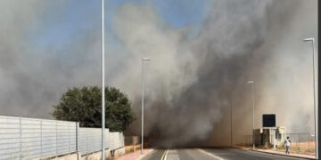 Paura a Capoterra per un grosso incendio alle porte della città: residenti in apprensione