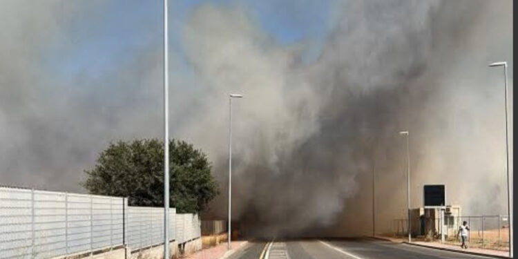 Paura a Capoterra per un grosso incendio alle porte della città: residenti in apprensione